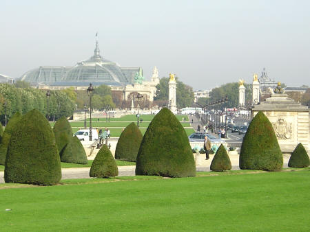 Вид на Grand Palais со сторны авенью Габриель