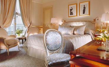 Le Meurice (Ле Морис) - убранство спальной комнаты в номере