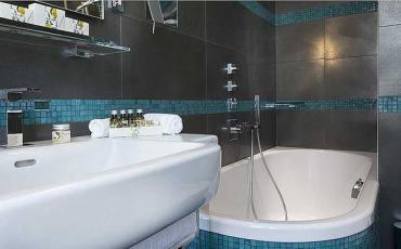 Отель Le Pradey (Ле Прадей) - в ванной комнаты в номере