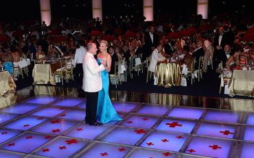 Танцуют принц Альберт и принцесса Монако Шарлин