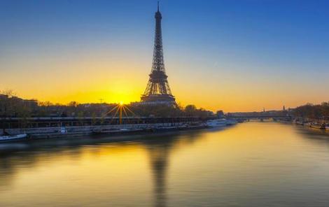 Париж, Сена и Эйфелева башня вечером